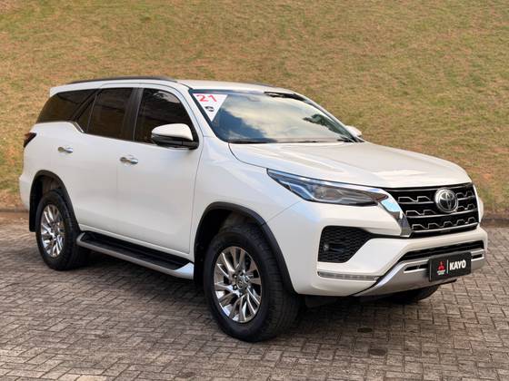 TOYOTA HILUX SW4 2.8 D-4D TURBO DIESEL SRX 7L 4X4 AUTOMÁTICO
